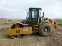 Caterpillar CS 56 (Baujahr 2009, Gewicht 12.355 kg, Leistung 108 kW) auf der Baustelle der B50n in der Nähe von Longkamp, 09.08.2015