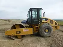 Caterpillar CS 56 (Baujahr 2009, Gewicht 12.355 kg, Leistung 108 kW) auf der Baustelle der B50n in der Nähe von Longkamp, 09.08.2015