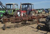 IHC 633 mit angebauter Heuspinne, ausgestellt bei der Oldtimerausstellung Baiersröder Hof im August 2015