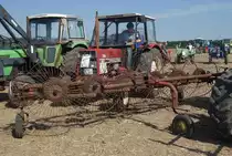 IHC 633 mit angebauter Heuspinne, ausgestellt bei der Oldtimerausstellung Baiersröder Hof im August 2015