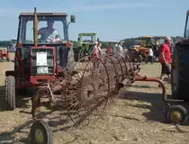 IHC 633 mit angebauter Heuspinne, ausgestellt bei der Oldtimerausstellung Baiersröder Hof im August 2015