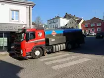 VOLVO FM-500 mit Schärdinger-Milchtankaufbau durchfährt den abfallenden Marktplatz von Bad-Zell; 150321