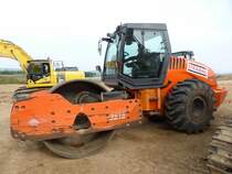 Hamm 3518 auf der Baustelle der B50n in der Nähe von Longkamp, 09.08.2015