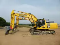 Komatsu PC 360 NLC-10 auf der Baustelle der B50n in der Nähe von Longkamp, 09.08.2015