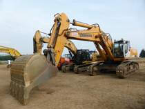 Liebherr R 964C HD Litronic (Baujahr 2007, Leistung 320 kW, Geschwindigkeit 4,3 km/h) auf der Baustelle der B50n in der Nähe von Longkamp, 09.08.2015