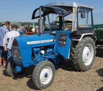 Ford 2000, ausgestellt bei der Oldtimerausstellung Baiersröder Hof im August 2015