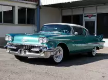 Oldtimer Cadillac vor Autogarage abgestellt in Brüttelen am 22.08.2015