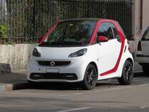 Rot - Weisser Smart in der Stadt Basel am 06.10.2015