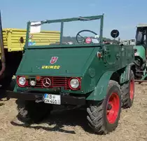 Unimog, steht bei der Oldtimerausstellung Baiersröder Hof im August 2015
