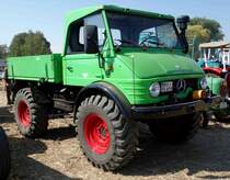 Unimog, steht bei der Oldtimerausstellung Baiersröder Hof im August 2015