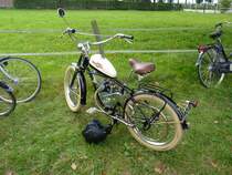 Motorrad WHIZZER - gesehen am 6.9.2014 2014 beim großen Eisenbahn-Spektakel  „Terug naar Toen - Zurück nach Damals“ der Museumseisenbahn VSM in Beekbergen / NL,