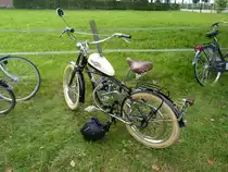 Motorrad WHIZZER - gesehen am 6.9.2014 2014 beim großen Eisenbahn-Spektakel  „Terug naar Toen - Zurück nach Damals“ der Museumseisenbahn VSM in Beekbergen / NL,