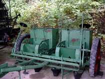 Kartoffellegemaschiene im Au�enbereich des Landwirtschaftlichen Museums Schlo� Blankenhain