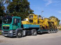 Schwerlasttransport MAN TGS 18.440 der Firma Wendel mit einer Universal Stopf-und Richtmaschine auf dem Tieflader; Dresden, 01.10.2015
