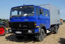 Magirus 90 - 16 als Doppelkabiner mit Kofferaufbau, gesehen bei der Oldtimerausstellung Baiersröder Hof im August 2015