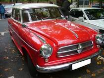 Borgward Isabella Combi. 1954 - 1961. Hier wurde ein Combi abgelichtet, das ab 1959 produziert wurde. Dieses ist am kleinen Rhombus erkennbar. Der 4-Zylinderreihenmotor leistet 55 oder 60 PS aus 1493 cm³ Hubraum. Besucherparkplatz der Historicar am 17.10.2015.