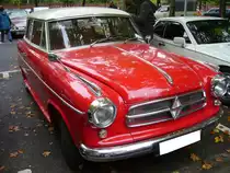 Borgward Isabella Combi. 1954 - 1961. Hier wurde ein Combi abgelichtet, das ab 1959 produziert wurde. Dieses ist am kleinen Rhombus erkennbar. Der 4-Zylinderreihenmotor leistet 55 oder 60 PS aus 1493 cm³ Hubraum. Besucherparkplatz der Historicar am 17.10.2015.