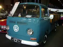 VW T2a Pritschenwagen. 08.1967 - 07.1971. Der 4-Zylinderboxermotor leistet 47 PS aus 1584 cm³ Hubraum. Historicar Duisburg am 17.10.2015.