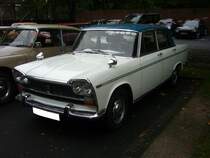 Fiat 2300 Limousine. 1961 - 1968. Die Karosserievariante in Trapezform erschien bereits 1959 als 1500, 1800 und 2100. Der 4-zylindrige 1500 wurde fast ausschließlich als Taxi ausgeliefert, während der 1800 und 2100 mit 6-Zylinderreihenmotor ausgeliefert wurden. 1961 wurde der 2100 durch den 2300 abgelöst. Dieser ist an den Doppelscheinwerfern zu erkennen. Der 6-Zylinderreihenmotor leistet 117 PS aus 2279 cm³ Hubraum. Historicar am 17.10.2015.