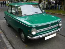 NSU Prinz 4L. 1961 - 1973. In den letzten Jahren seiner Produktion wurde ein großer Teil nach Italien exportiert. Auch der abgelichtete Prinz 4L dürfte ein Italien Re-import, erkennbar an der seitlichen vorderen Blinkleuchte und den weißen Blinkergläsern, sein. Der     2-Zylindervertikaltwinmotor leistet 30 PS aus 598 cm³ Hubraum. Historicsar Duisburg am 17.10.2015.