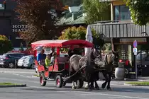 . Gemütliche Stadtrundfahrt mit eiem solchen Planwagen, gesehen am Bahnhof in Seefeld in Tirol am 06.10.2015.