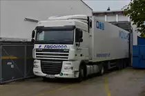 . DAF XF K�hlsattelzug steht an einer Entladerampe.  08.10.2015 