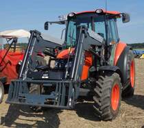 Kubota M7060 mit Frontlader, gesehen bei der Oldtimerausstellung am Baiersröder Hof im August 2015