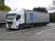 Iveco Sattelschlepper auf einem Autobahnparkplatz in Frankreich am 03.10.2015