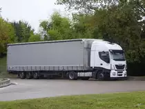 Iveco Sattelschlepper auf einem Autobahnparkplatz in Frankreich am 03.10.2015