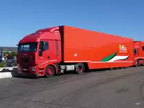Ferrari - IVECO STRALIS 450 auf einem Autobahnparkplatz in Frankreich am 26.09.2015