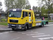 MAN Pannendienst Autoabschlepper auf einem Autobahnparkplatz in Frankreich am 03.10.2015