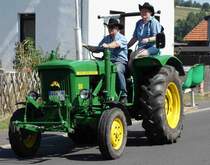 John Deere 510 unterwegs in Pferdsdorf anl. der 2015er Oldtimerveranstaltung im August