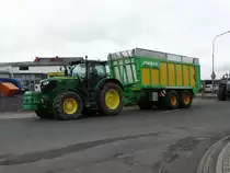 John Deere 6210R mit Joskin Silagewagen am 28.09.15 bei Großkotzenburg