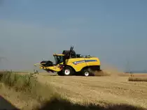 New Holland CX am 17.07.15 bei Maintal-Hochstadt beim Weizen Dreschen