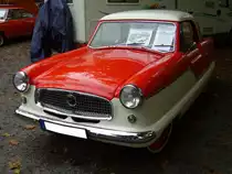 Nash Metropolitan Coupe. 1954 - 1962. Dieser in den USA konstruierte Kleinwagen, wurde bei Austin in GB produziert. Der Wagen war als Coupe (wie abgelichtet) und Cabriolet lieferbar. Die Motorenpalette stammte aus den Austinmodellen A40 Devon (1.2l) und A50 Cambridge (1.5l). Historicar am 17.10.2015.
Ich habe ihn mal bei Nash einsortiert, obwohl es hier nur die Unterkategorie  Rambler  gibt.