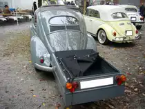Heckansicht eines 1955´er VW Typ 1 mit angehängtem Nachläufer. Historicar am 17.10.2015.