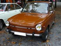 Daf 46. 1974 - 1976. Der Daf 46 ist im Grunde ein modifizierter Daf 44, der bereits 1966 vorgestellt wurde. Nachdem Volvo die Daf-Werke übernommen hatte, wurde der Daf 44 modifiziert und als Daf 46 bis zur Produktionseinstellung weiter gebaut. Der 2-Zylinderboxermotor leistet 34 PS aus 844 cm³ Hubraum. Historicar am 17.10.2015.
