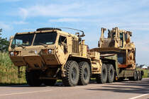 Oshkosh HEMTT M983 A4 LET (Light Equipment Transporter / Sattelzugmaschine) mit einem M870 Trailer (Tiefladerauflieger) der einen CAT D7R-II Bulldozer der US-Armee drauf hat. Aufgenommen in Amberg, August 2015