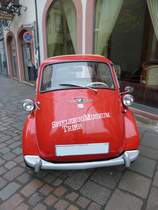 BMW Isetta 250 steht in der Trierer Innenstadt als Blickfang für das Spielzeugmuseum, 21.10.2015
