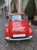 BMW Isetta 250 steht in der Trierer Innenstadt als Blickfang für das Spielzeugmuseum, 21.10.2015