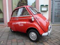 BMW Isetta 250 steht in der Trierer Innenstadt als Blickfang für das Spielzeugmuseum, 21.10.2015