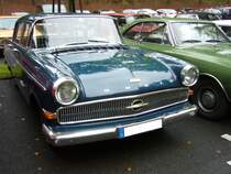 Opel Kapitän P-LV. 1959 - 1963.  Der beste Opel Kapitän, den es je gab , jubelte die Fachpresse bei der Vorstellung dieses Modelles. Während seiner vierjährigen Produktionszeit wurden 145618 Einheiten dieses Typs produziert. Der 6-Zylinderreihenmotor leistet 90 PS aus 2605 cm³ Hubraum. Die Höchstgeschwindigkeit liegt bei 150 km/h. Besucherparkplatz der Historicar am 17.10.2015.