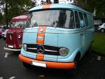 Mercedes Benz L319. 1956 - 1968. Der L319 war der erste leichte Lieferwagen/Transporter der Daimler Benz AG nach dem Krieg. Er war wahlweise mit einem 4-Zylinderreihendieselmotor mit 1767 cm³ Hubraum und 43 PS oder einem 4-Zylinderreihenbenzinmotor mit 1897 cm³ Hubraum und 65 PS lieferbar. Dieser im Gulf-Racing-Look lackierte L319 wurde am 17.10.2015 auf dem Besucherparkplatz der Historicar abgelichtet.