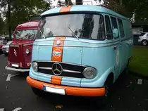 Mercedes Benz L319. 1956 - 1968. Der L319 war der erste leichte Lieferwagen/Transporter der Daimler Benz AG nach dem Krieg. Er war wahlweise mit einem 4-Zylinderreihendieselmotor mit 1767 cm³ Hubraum und 43 PS oder einem 4-Zylinderreihenbenzinmotor mit 1897 cm³ Hubraum und 65 PS lieferbar. Dieser im Gulf-Racing-Look lackierte L319 wurde am 17.10.2015 auf dem Besucherparkplatz der Historicar abgelichtet.