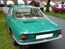 Simca 1000 Coupe Bertone. 1962 - 1967. Das von Giugiaro gezeichnete Coupe basiert auf dem bereits ein Jahr vorher vorgestellten Simca 1000. Der 4-Zylinderreihenmotor leistet aus 
944 cm³ Hubraum 40 PS und verhilft der  Flunder  zu einer Höchstgeschwindigkeit von 140 km/h. Besucherparkplatz der Historicar am 17.10.2015.