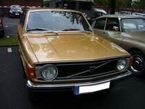 Volvo 144. 1973 - 1974. Die 140´er Reihe wurde bereits 1966 vorgestellt. Sie besteht aus den Modellen 142 = zweitürige Limousine, 144 = viertürige Limousine und 145 = fünftüriges Kombimodell. Hier wurde ein 144 der letzten Baureihe 173 - 1974 abgelichtet. Der 1985 cm³ große 4-Zylinderreihenmotor leistet 82 PS. Besucherparkplatz der Historicar am 17.10.2015.