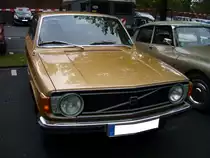 Volvo 144. 1973 - 1974. Die 140´er Reihe wurde bereits 1966 vorgestellt. Sie besteht aus den Modellen 142 = zweitürige Limousine, 144 = viertürige Limousine und 145 = fünftüriges Kombimodell. Hier wurde ein 144 der letzten Baureihe 173 - 1974 abgelichtet. Der 1985 cm³ große 4-Zylinderreihenmotor leistet 82 PS. Besucherparkplatz der Historicar am 17.10.2015.