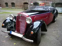 DKW Front Luxus Sport F5 K-700. 1936 - 1937. Von diesem Modell wurden ca. 1000 Stück produziert. Die Stahlblechkarosserie wurde im Karosseriewerk Hornig/Meerane-Sachsen produziert. Der 2-Zylinderzweitaktmotor leistet 20 PS aus 692 cm³ Hubraum. Oldtimertreffen an der Niebu(h)rg/Oberhausen am 18.10.2015. 