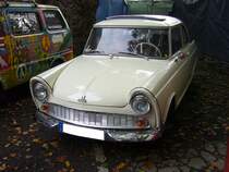 DKW Junior. 1959 - 1963. Der Junior wurde bereits auf Frankfurter Automobil Ausstellung des Jahres 1957 gezeigt. Er kam aber erst ab August 1959 zu den Händlern. Unter der Motorhaube werkelt ein 3-Zylinderreihenzweitaktmotor, der aus 741 cm³ Hubraum 34 PS leistet. Oldtimertreffen an der Niebu(h)rg/Oberhausen am 18.10.2015.