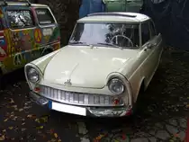 DKW Junior. 1959 - 1963. Der Junior wurde bereits auf Frankfurter Automobil Ausstellung des Jahres 1957 gezeigt. Er kam aber erst ab August 1959 zu den Händlern. Unter der Motorhaube werkelt ein 3-Zylinderreihenzweitaktmotor, der aus 741 cm³ Hubraum 34 PS leistet. Oldtimertreffen an der Niebu(h)rg/Oberhausen am 18.10.2015.